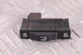 Przycisk otwierania klapy bagażnika