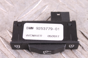 Przycisk otwierania klapy bagażnika