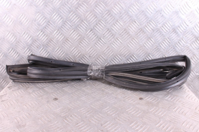 Уплотнитель двери правый задний