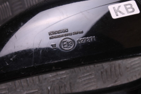 Element lusterka bocznego drzwi przednich