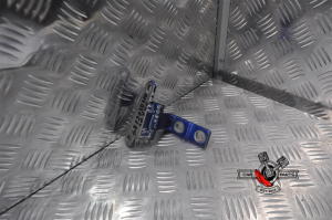 Zawiasy drzwi przednich